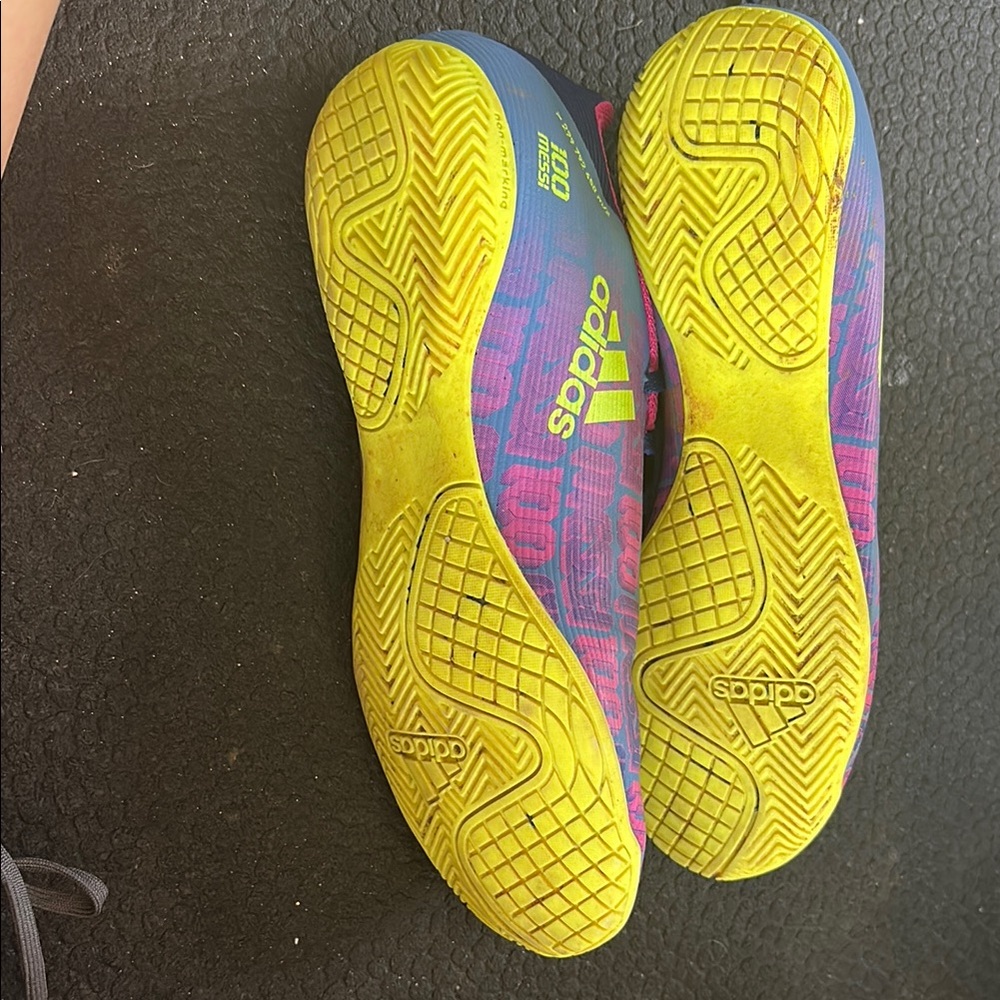 Men’s Turf Shoes - Picture 2 of 3